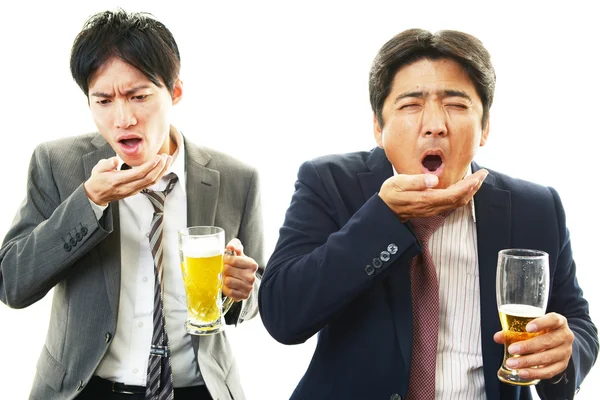 Muži pijící pivo — Stock fotografie