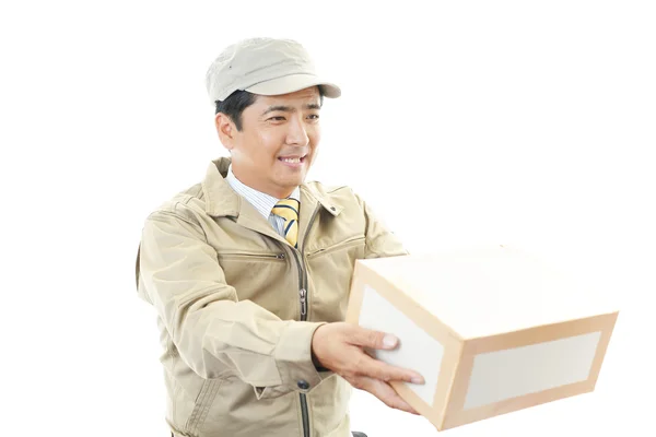 Asiatischer Kurier liefert ein Paket aus — Stockfoto