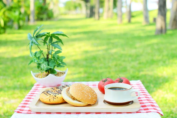 Ontbijt in de tuin — Stockfoto