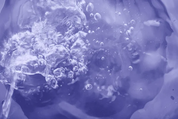 Burbujas en líquido transparente, fondo abstracto en color muy peri violeta. — Foto de Stock