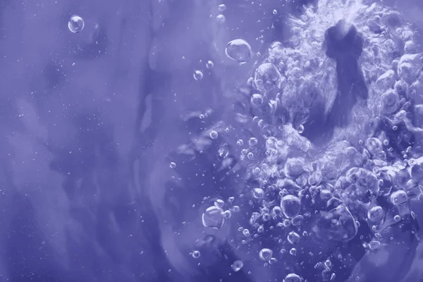 Agua pura con burbujas fondo abstracto en color muy peri violeta. — Foto de Stock
