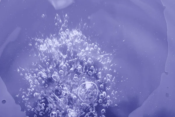 Burbujas en gel transparente, fondo abstracto en color muy peri violeta. — Foto de Stock