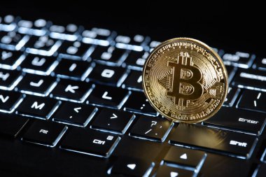 Mavi arka planda altın Bitcoin, kripto para, dijital teknoloji konsepti