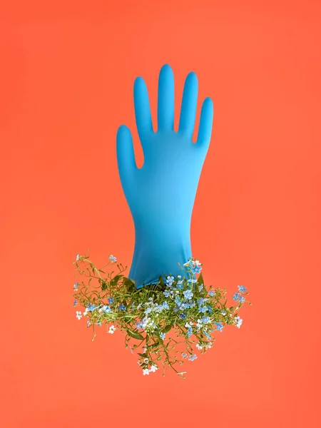 Blauer Handschuh und Blumen schweben, modernes Sicherheits- und Schutzkonzept, minimales. — Stockfoto