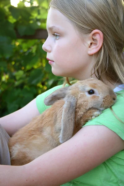 Menina e coelho — Fotografia de Stock