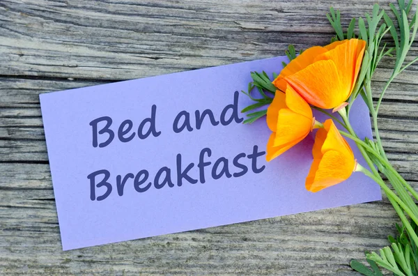 朝食とベッド — ストック写真