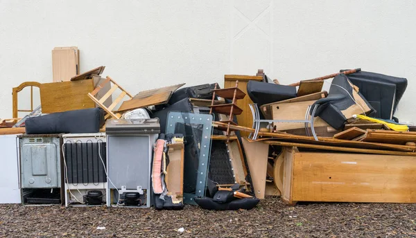 Bulky Garbage Heap Front House Wall — Stockfoto