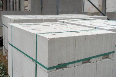 Bir yığın beyaz beton blok