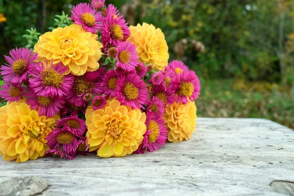 Mazzo Fiori Autunnali Con Dalie Gialle Astri Rosa Giace Tavolo — Foto Stock