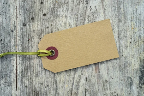 Cartão Branco Com Uma Fita Verde Encontra Fundo Madeira Resistido — Fotografia de Stock