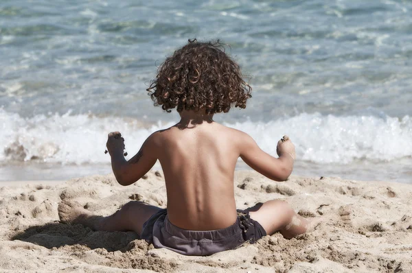 Sahilde oynayan çocuklar