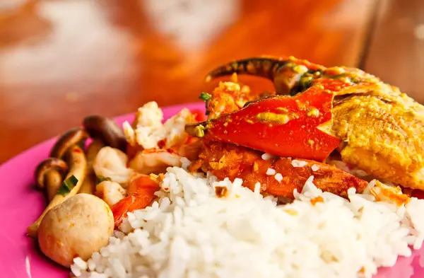 Curry Meeresfrüchte mit Reis — Stockfoto