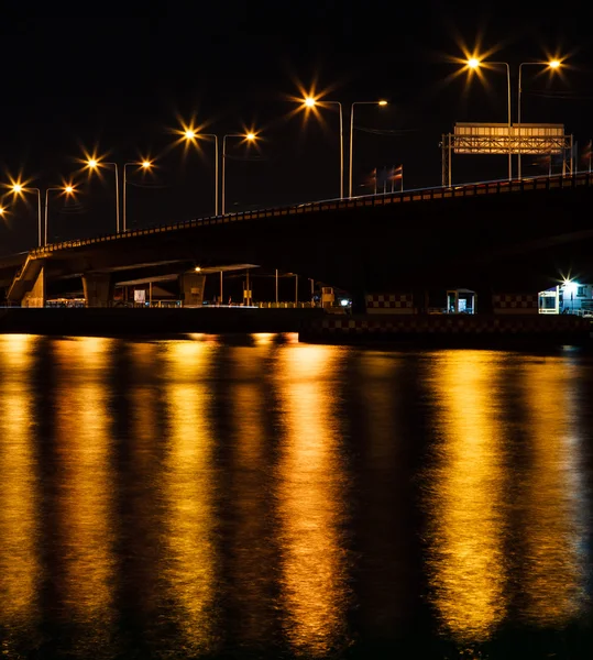 Brücke bei Nacht Stockbild