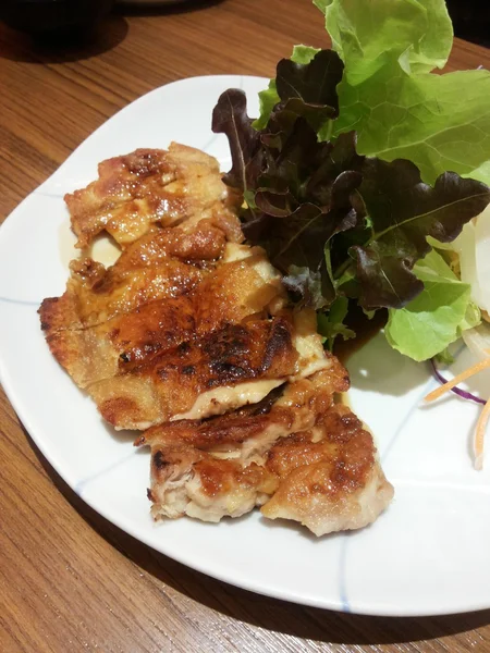 Parrilla de pollo con sauoe en comida japonesa — Foto de Stock