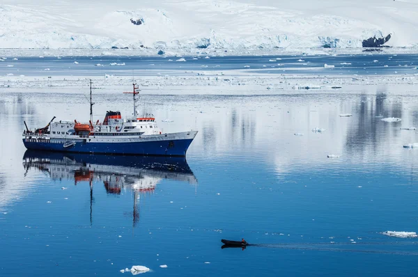 Antarktida loď — Stock fotografie