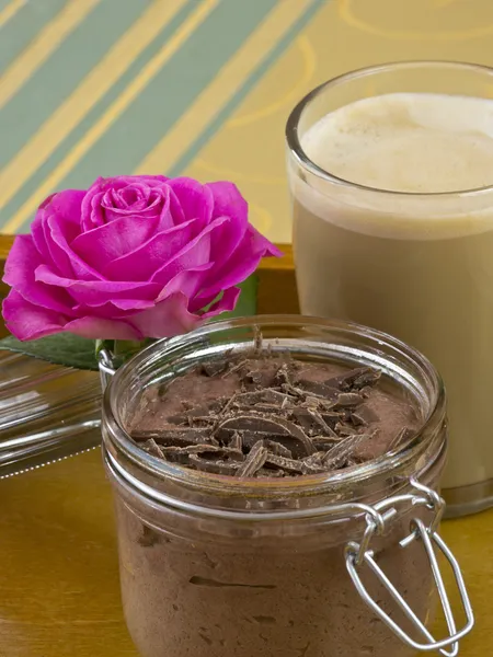 Шоколадний пудинг і кавовий лате — стокове фото