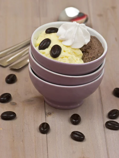 Schokolade und Vanillepudding — Stockfoto