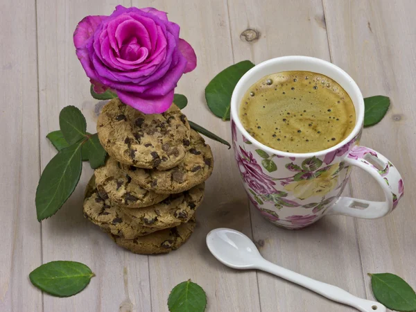 Gestapelte Schokoladenkekse und eine Tasse Kaffee — Stockfoto