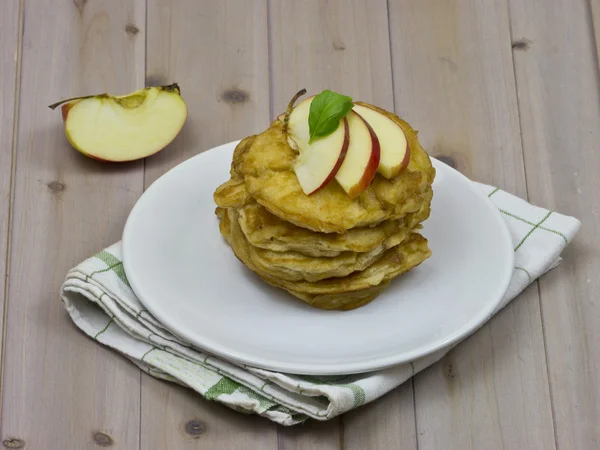 Panqueques con manzanas —  Fotos de Stock