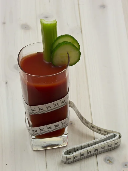 Een glas groente sap met een dimensie tape — Stockfoto
