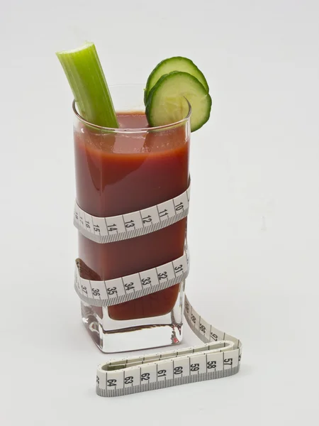 A glass of vegetable juice with a dimension tape — Stock Photo, Image