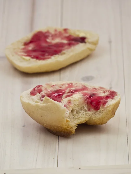 Dvě chléb roll půlky s domácí marmeládou — Stock fotografie