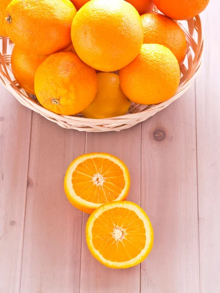 籠の中のオレンジ — ストック写真