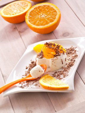 Pana cotta turuncu adet bonfile ve çikolata gevreği ile