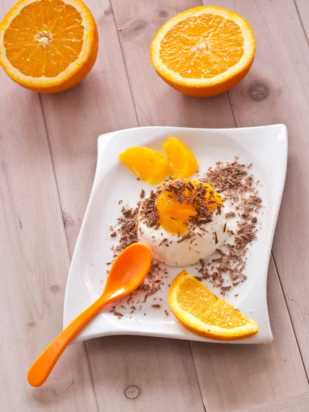 Pana Cotta com pedaços de lombo laranja — Fotografia de Stock