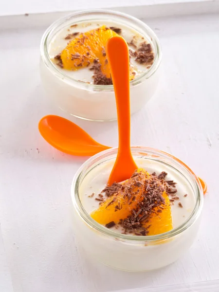 Pudding mit Orangenstücken und Schokoladenflocken — Stockfoto