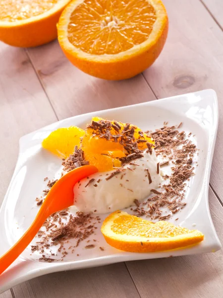 Pana Cotta com pedaços de lombo laranja — Fotografia de Stock