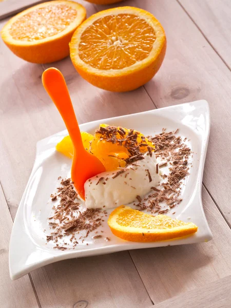 Pana Cotta com pedaços de lombo de laranja e flocos de chocolate — Fotografia de Stock