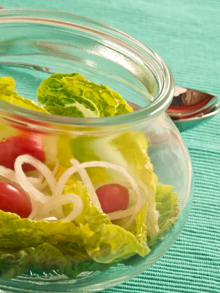 Gemengde salade met een glas — Stockfoto