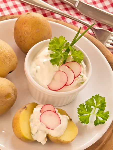 Jacket potatoes with herb curd — Stock Photo, Image