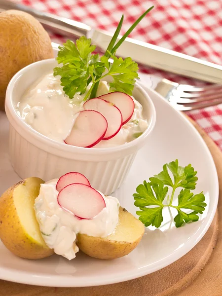 Jacket potatoes with herb curd — Stock Photo, Image