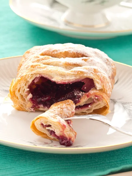 A piece of cherry cake and a cup of coffee — Stock Photo, Image