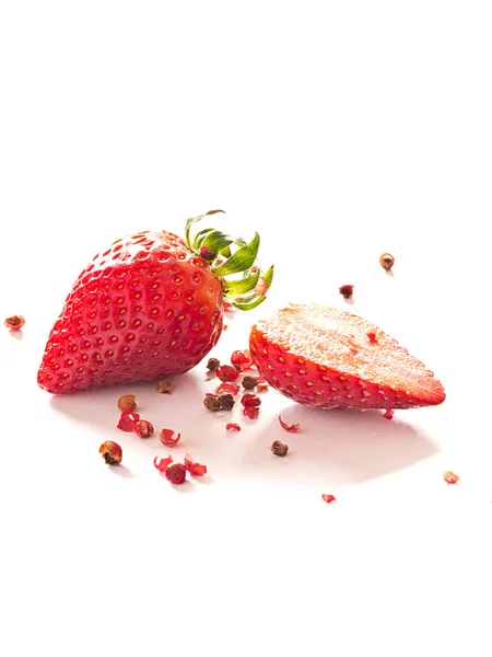 Fragole con grani di pepe rosso — Foto Stock