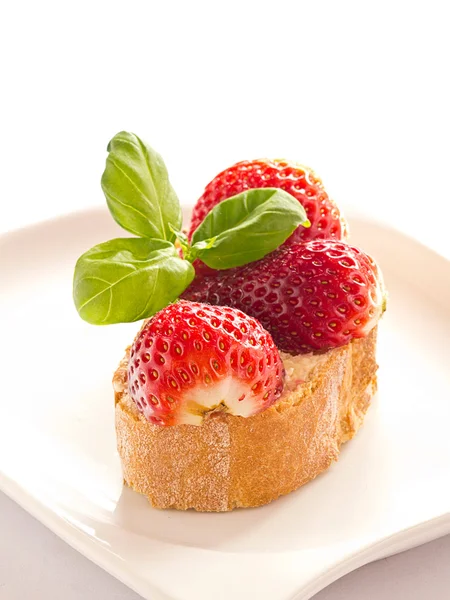 Čerstvé jahody na desku bagetce — Stock fotografie