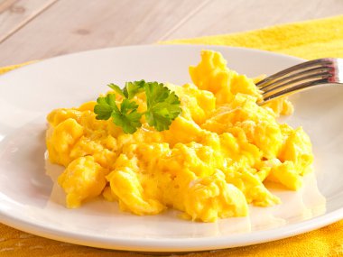 omlet ve maydanoz ile süslenmiş bir tabak