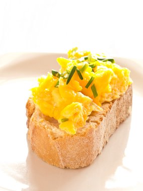 omlet tabağı baquette üzerinde.