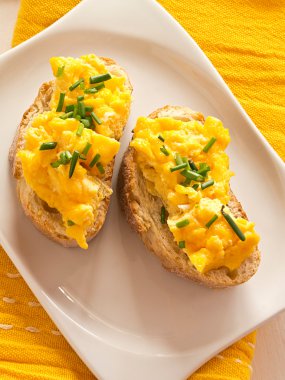 omlet tabağı baquette üzerinde.