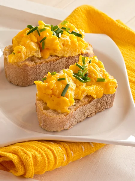 Scrambled eggs on a plate Baquette. — Stock Photo, Image