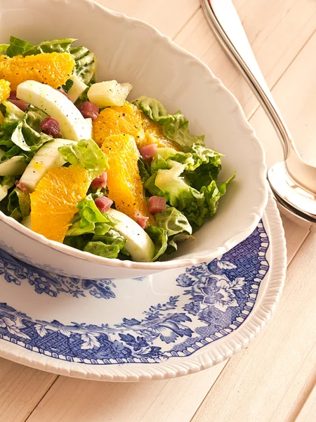 Fenchelorangen-Salat mit Salatherzen und Speckwürfeln — Stockfoto