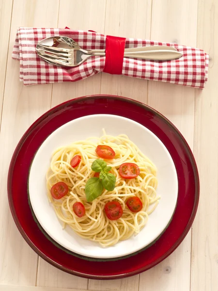 Spaghetti con pomodori cocktail e basilico fresco — Foto Stock