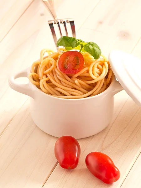 Espaguetis con tomates cóctel y albahaca fresca —  Fotos de Stock