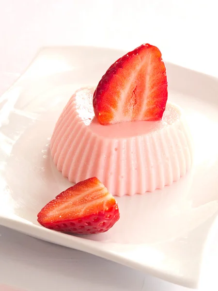 与新鲜草莓草莓牛奶冻 — 图库照片