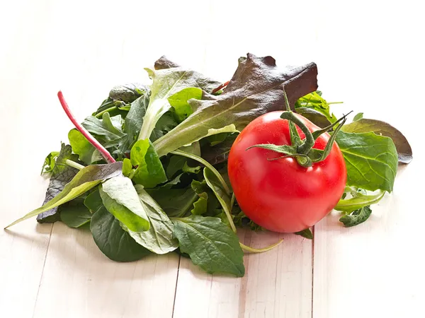 Taze domates salatası İtalyan malzeme çekme — Stok fotoğraf