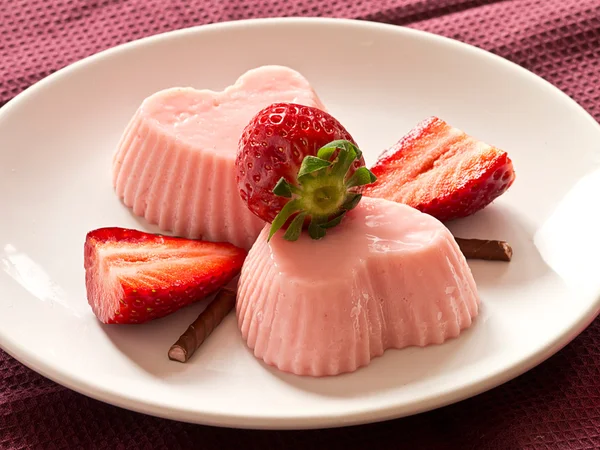 Strawberry blancmange with fresh strawberries — Stock Photo, Image