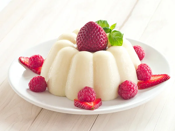 Pudding mit frischen Früchten — Stockfoto