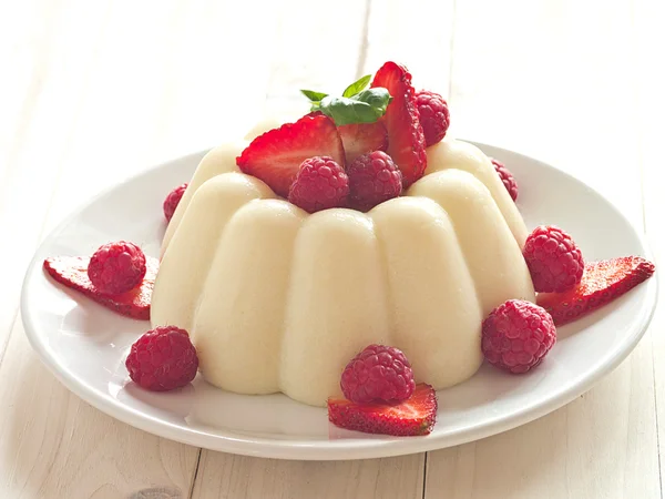 Blancmange with fresh fruits — Stock Photo, Image